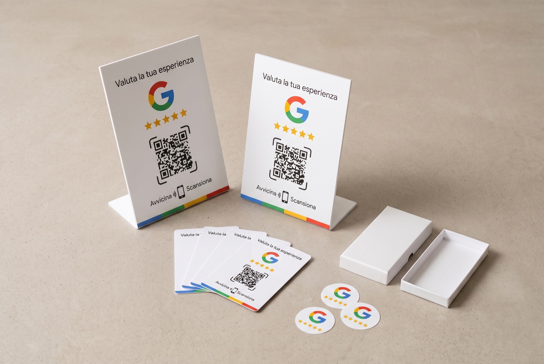 Il kit completo: due espositori autoportanti, card NFC per recensioni Google, adesivi e scatola