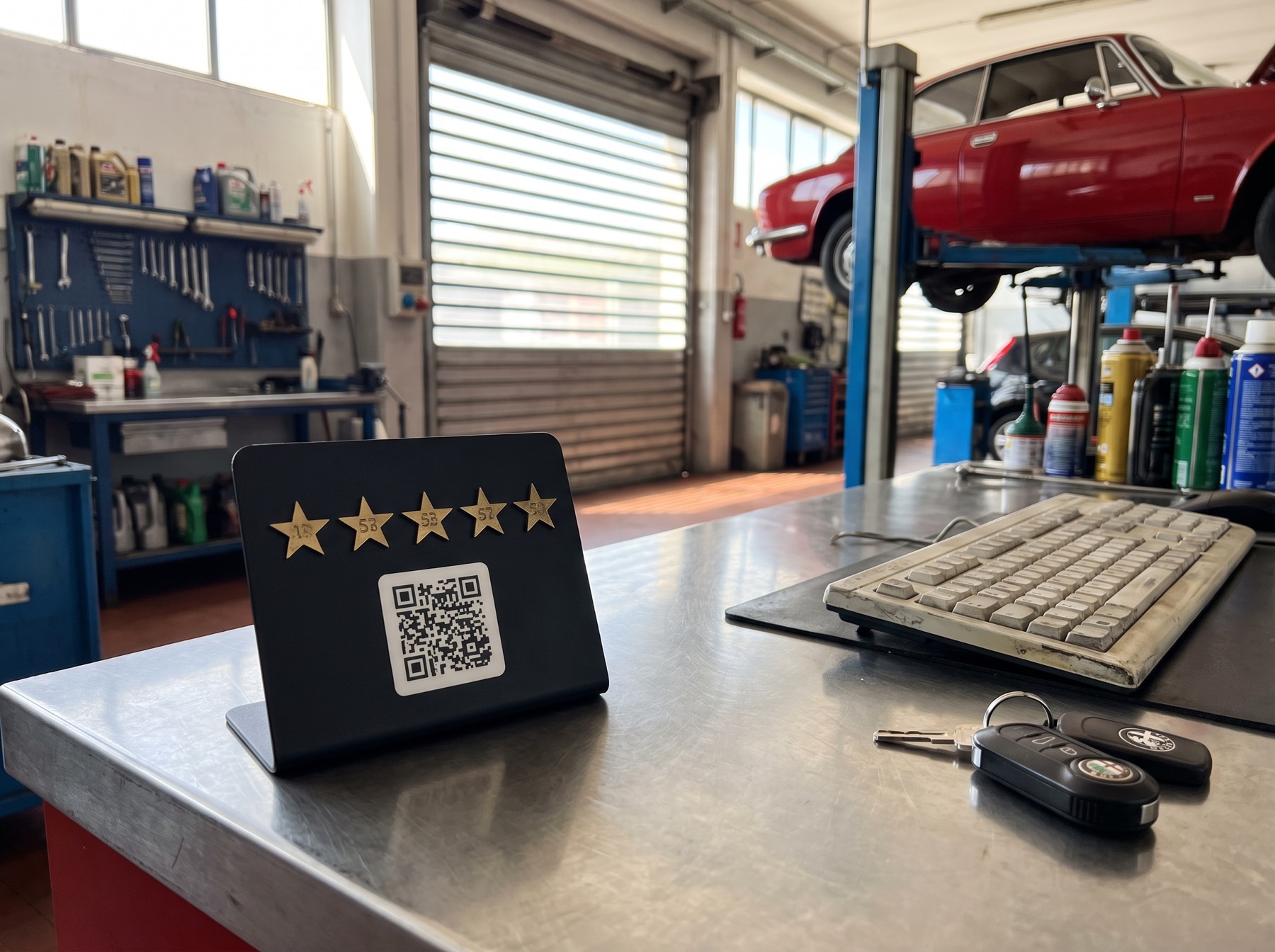 Espositore per recensioni sul banco accettazione di un'officina meccanica