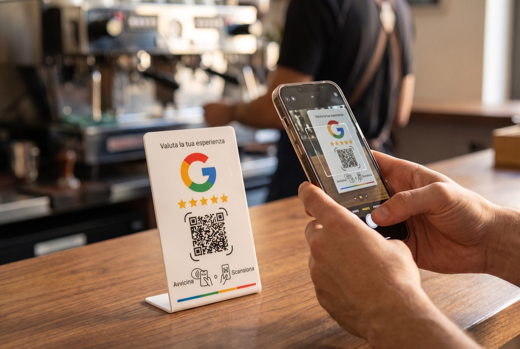 Un cliente inquadra con la fotocamera del telefono il QR code dell'espositore per recensioni Google
